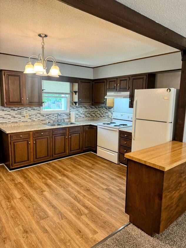 Kitchen - 212 Harrison St