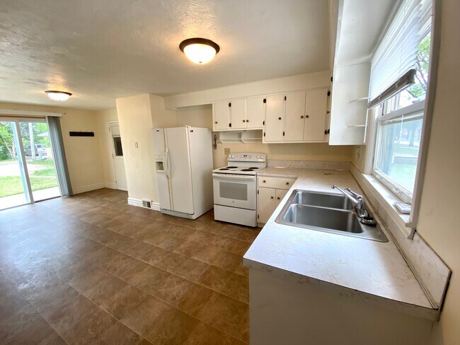 Building Photo - 3 bed 1 bath Single Family Home