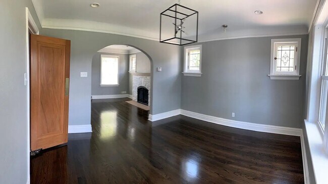 Building Photo - Gorgeous Curb Appeal! 3 Bed 2.5 Bath House in a walkable neighborhood!