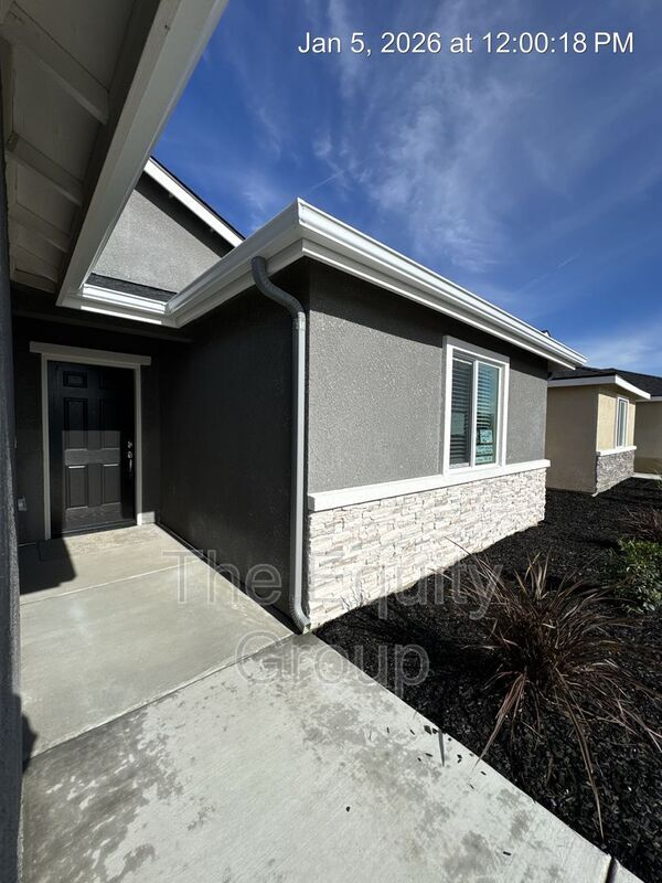 Building Photo - 7064 W Wren Ave