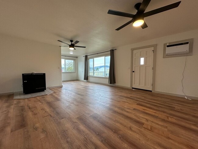 Foto del edificio - Newly Remodeled 3 bedroom house in Roseburg