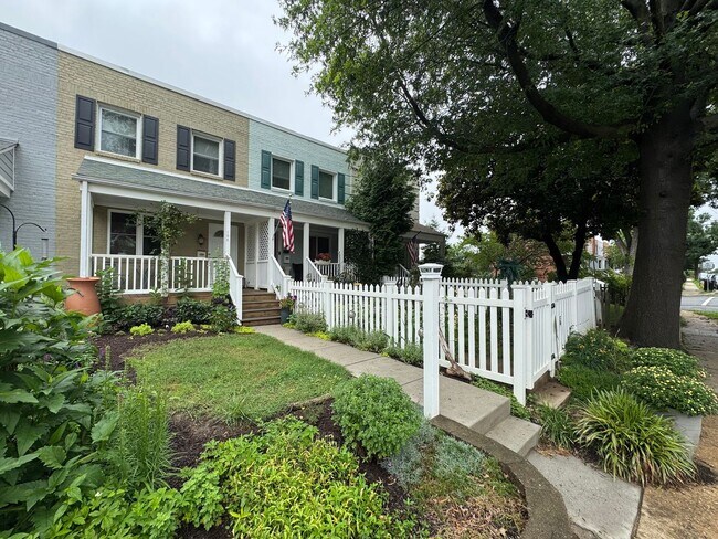 Foto del edificio - Charming 2 Bed 1 Bath Interior Townhome Wi...