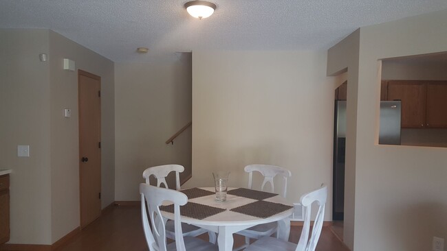 Foto del edificio - Charming 2 Bedroom Townhome for Rent in Ch...