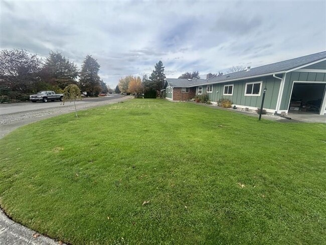 Building Photo - 209 E 3rd St