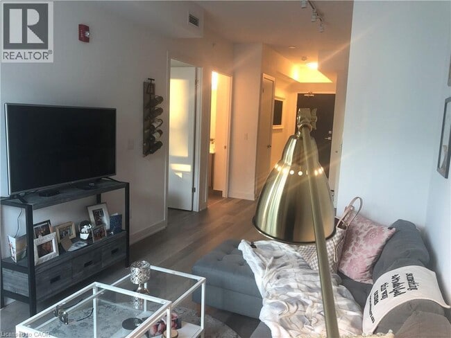 Building Photo - 5260 Dundas St