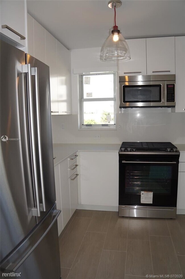 Foto del edificio - 1 br, 1 bath  - 240 Collins Ave
