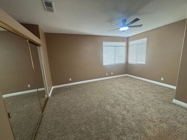 Foto del edificio - Beautiful 2-Bedroom Upper Corner Unit Townhome in Stevenson Ranch!