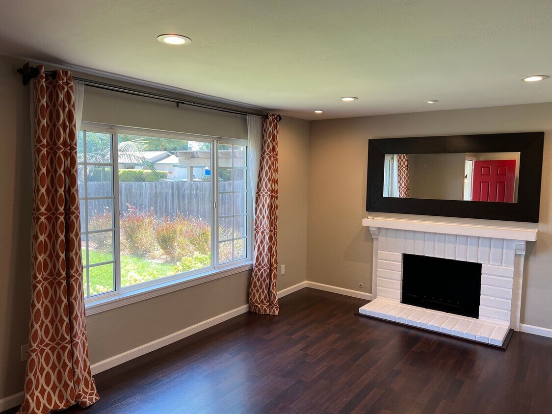 Building Photo - 3 Bedroom Home in North Mira Mesa!