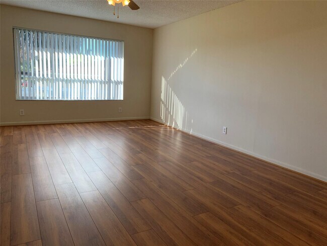 Building Photo - 10038 Twin Lakes Dr