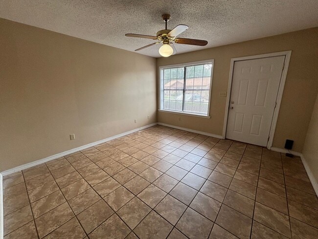 Building Photo - This 3-bedroom, 1.5-bath home in Russellville, AR