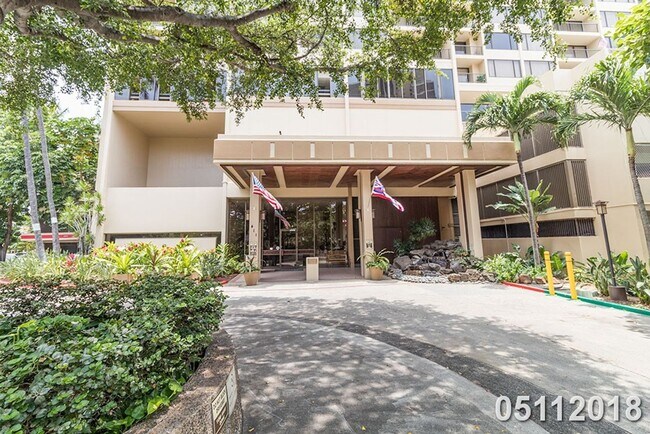 Foto del edificio - FURNISHED 2BR 1BA with 2 PARKING and CENTRAL AC in West Waikiki! ALL UTILITIES INCLUDED!