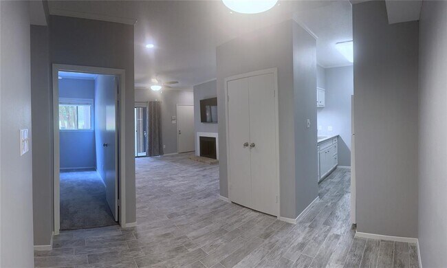 Foto del edificio - 7037 N Holiday Dr