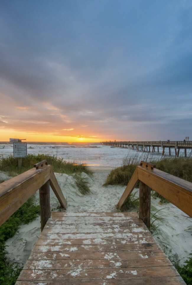 Steps to the beautiful Jacksonville Beach - 1116 1st St S