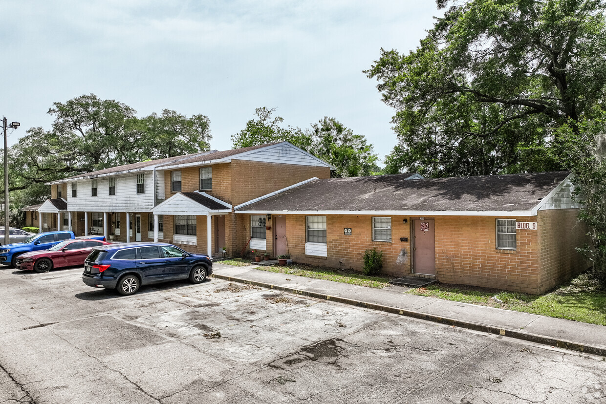 Primary Photo - Clearview Townhouses