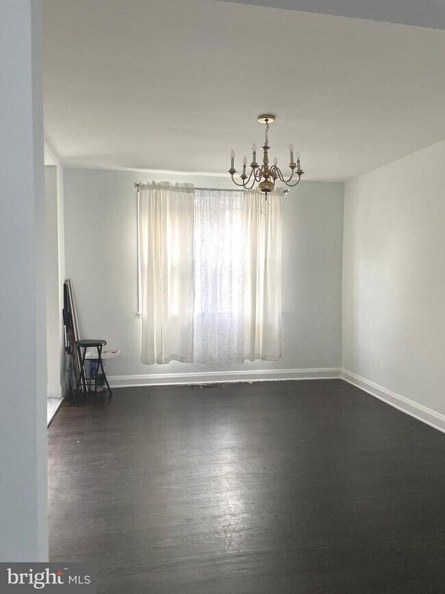 Building Photo - 518 Charing Cross Rd