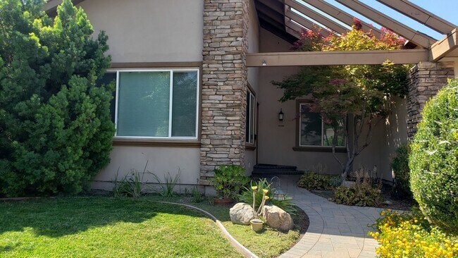 Foto del edificio - Charming 3BR/2BA Single-Family Home in Desirable Pleasanton Neighborhood!