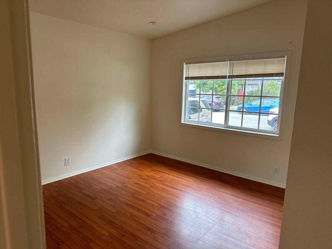 Foto principal - 3126 Roberts Ave