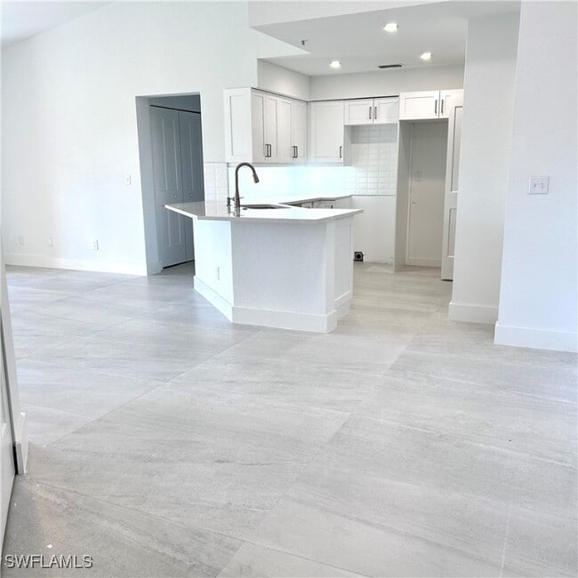 Building Photo - 8275 Ibis Club Dr