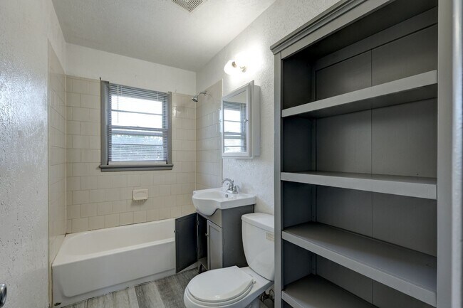 Building Photo - 4 Bedroom rental
