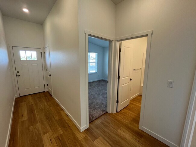 Building Photo - 659 McGee St
