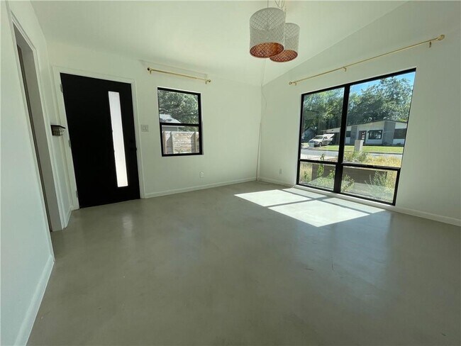 Building Photo - 4702 Surrey Dr