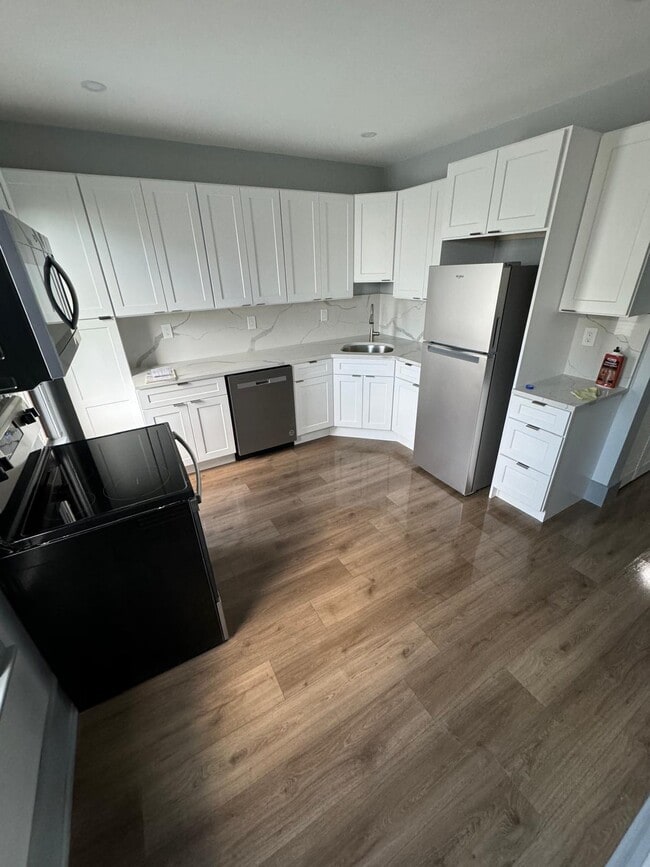 Building Photo - 170 Putnam St