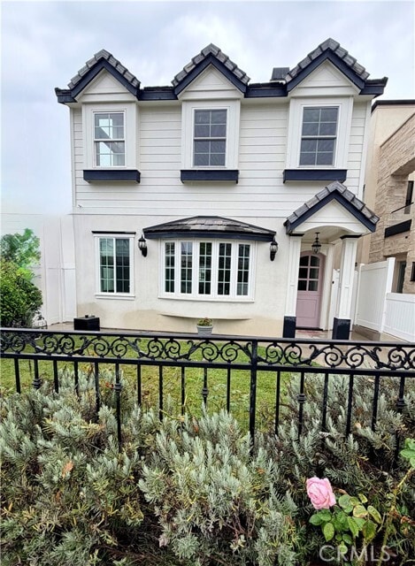 Building Photo - 613 Poppy Ave