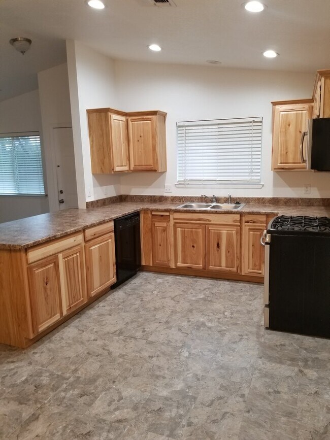 Foto del edificio - 3 Bedroom 2 Bath Home In East Redding