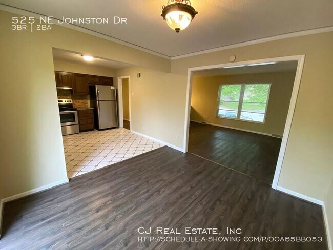 Foto del edificio - 525 NE Johnston Dr