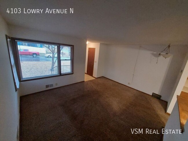 Building Photo - Spacious 3-Bedroom, 2-Bathroom Duplex in Q...