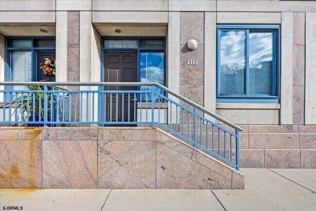 Building Photo - 526 Pacific Ave