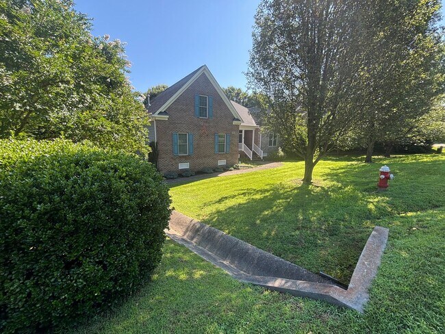Building Photo - Stunning 5 Bedroom 2.5 Bath Home located i...