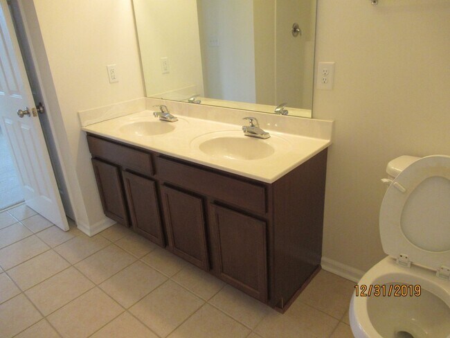 Foto del edificio - 4 Bedroom 2.5 Bath House with 2 Car Garage
