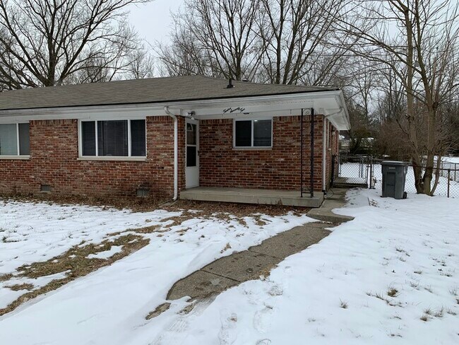 Building Photo - Cozy 2 Bedroom in Warren Township!