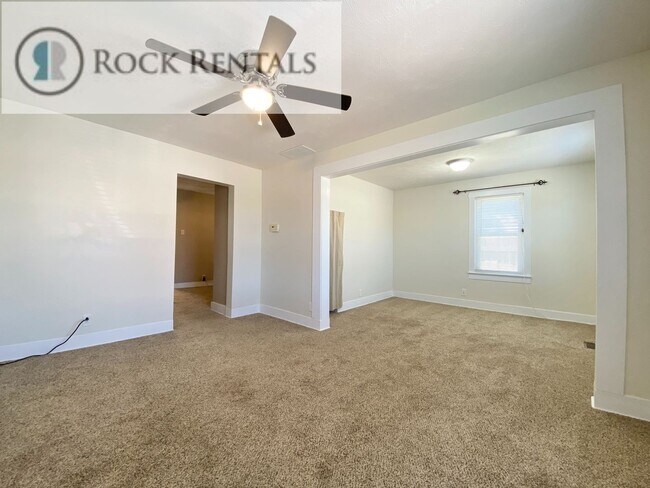 Foto del edificio - Updated 3 Bed 1 Bath with Small Fenced Backyard