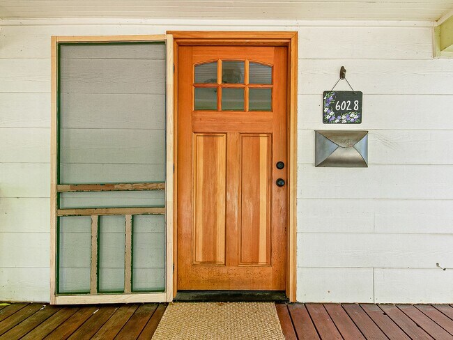 Building Photo - Adorable, vintage 1924 2-bdrm/1-bath w/ fe...