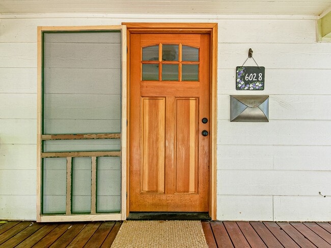 Foto del edificio - Adorable, vintage 1924 2-bdrm/1-bath w/ fe...