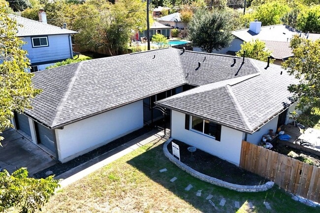 Building Photo - 1105 Inland Greens