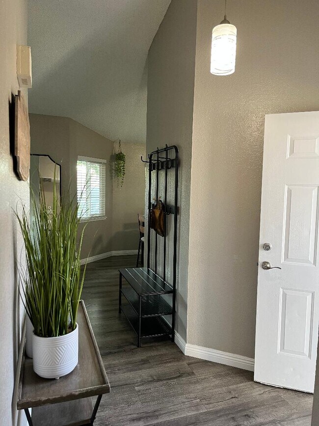 Foto del edificio - 13911 Elmwood Ct
