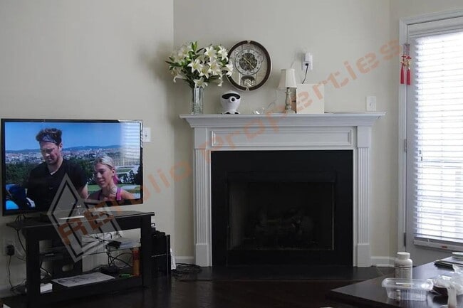 Building Photo - 2 Bedroom, 2.5 Bathroom Townhome with 2 Parking Spaces in Renaissance Park – Minutes from Downtow...