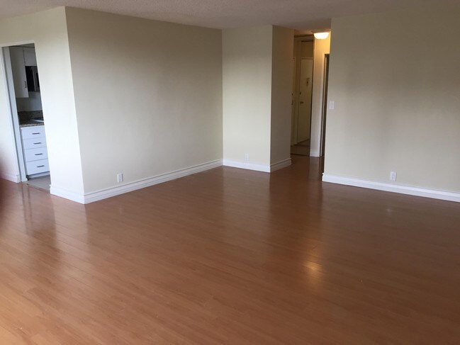 Foto del edificio - 468 S Roxbury Dr