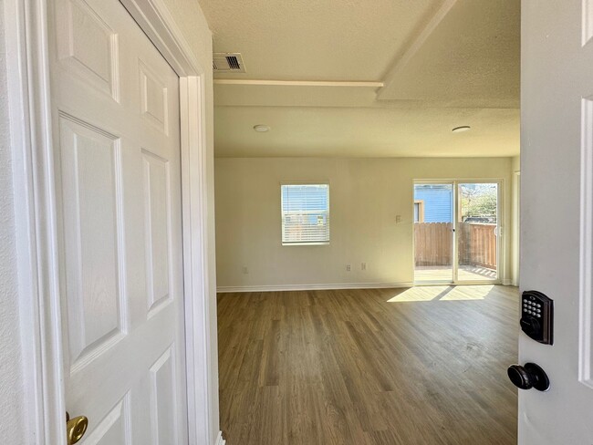 Building Photo - 1033 Rivas St