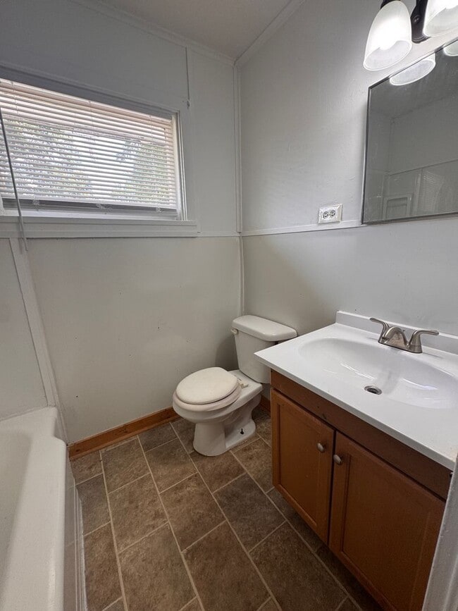 Building Photo - 413 Dell Dr