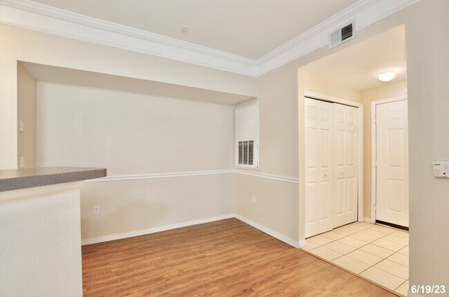 Building Photo - Beautiful 2/2 Condo in the Highly Desirabl...