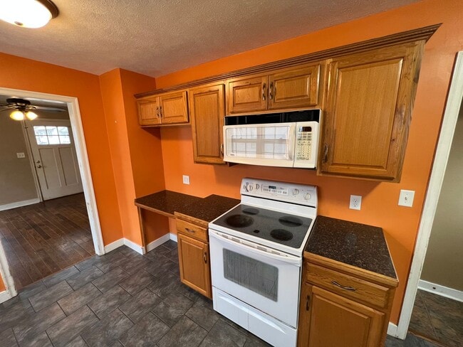 Building Photo - 2 Bed Pet Friendly House