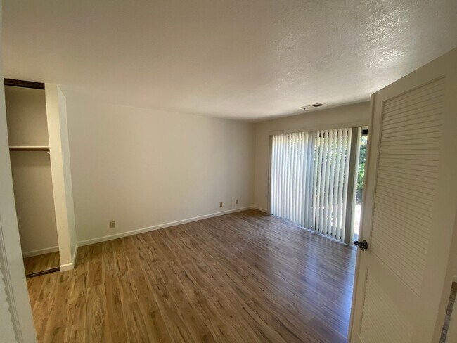 Foto del edificio - $3,195 - BEAUTIFULLY TWO BEDROOM TOWN HOME...