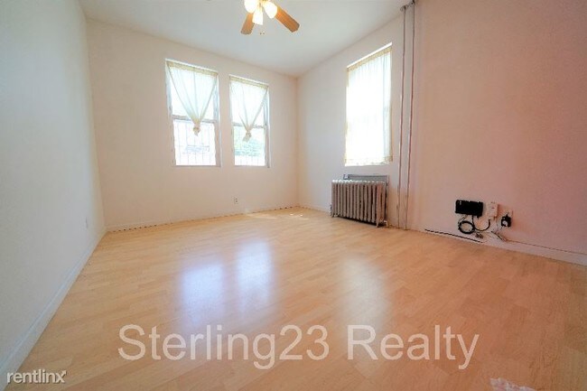 Building Photo - 3 br, 1 bath Apartment - 32-81 45 st 1 Unit 1
