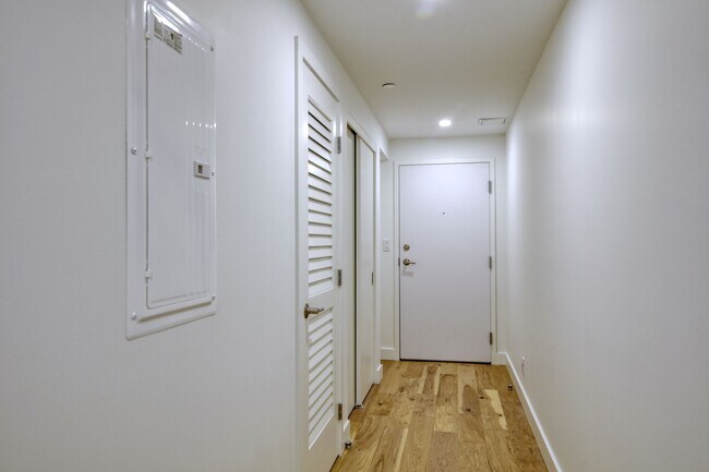 Building Photo - 3460 Rue Peel