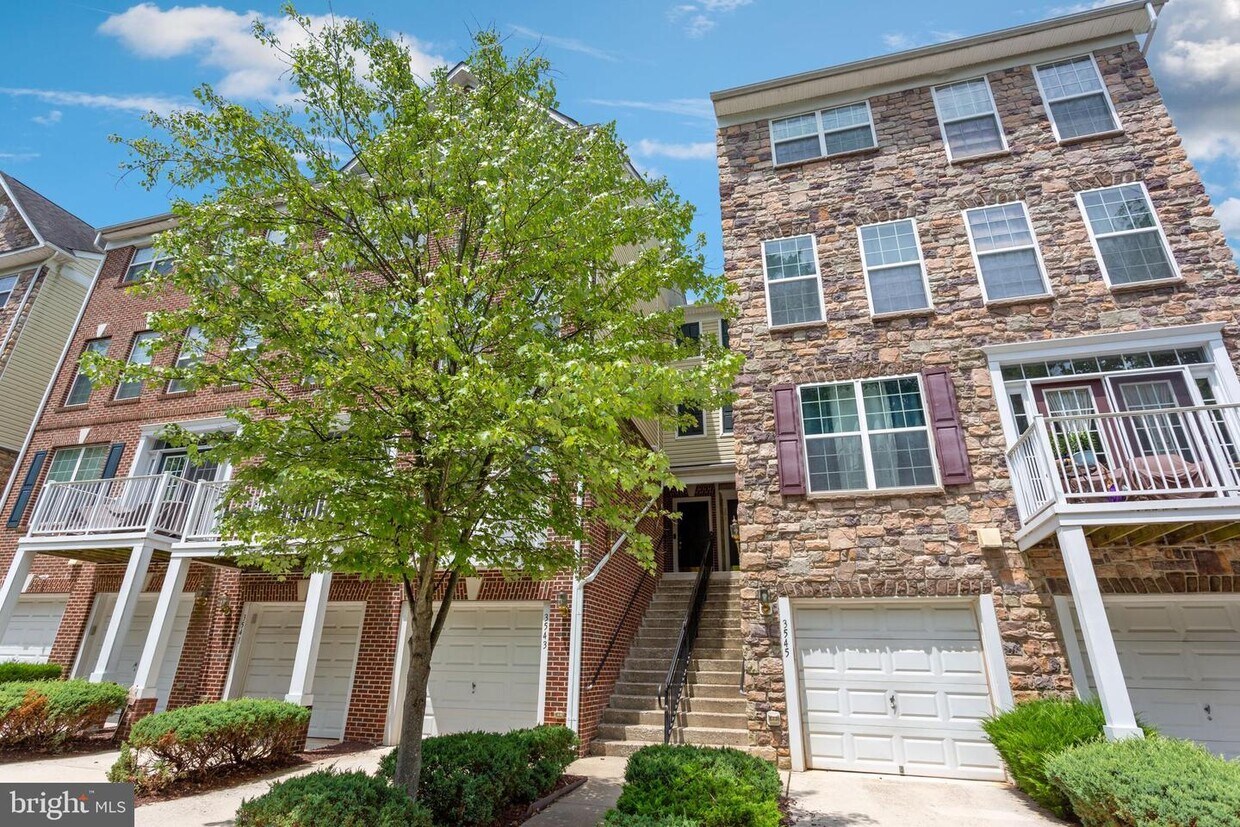 Foto principal - 3541 Carriage Walk Ln