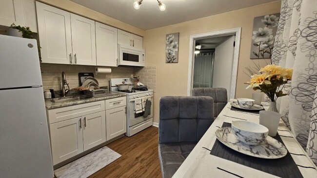 Building Photo - 7103 Oxford Ave